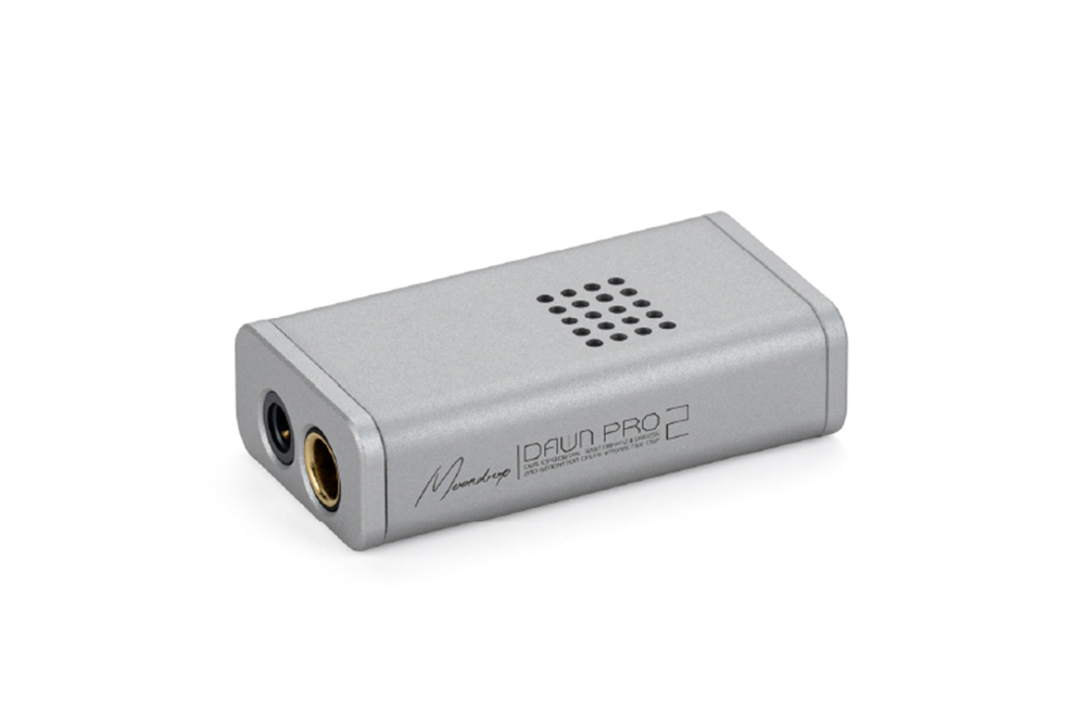 MOONDROP Dawn Pro 2 showing 3.5 mm and 4.4 mm outputs