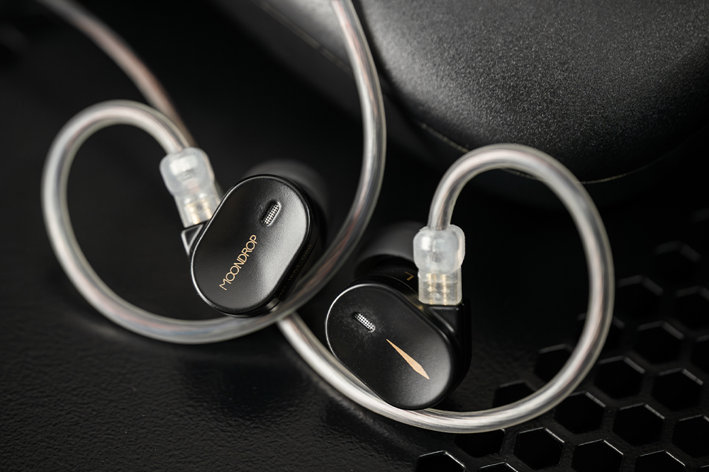 MOONDROP CHU III in Black with cable, dark background