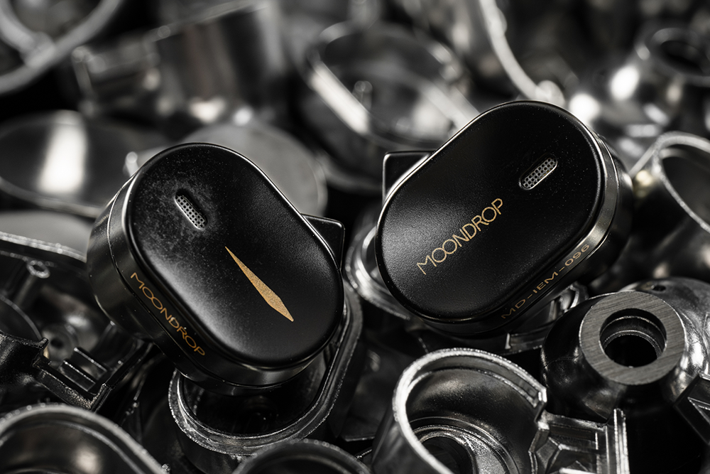 MOONDROP CHU III in Black, close-up of shells